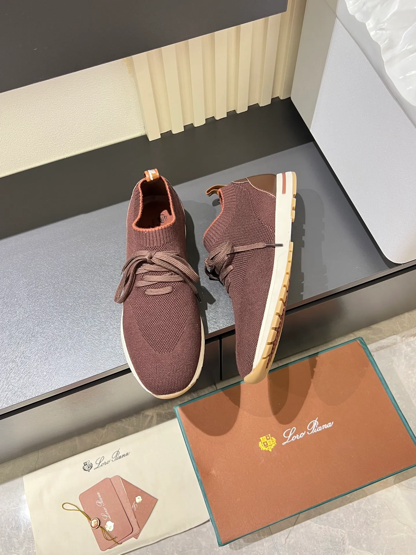 Men's Men's Shoes 💰p380 Loro Men's Shoes 💰piana/Noyo Piana 360 L Men's Shoes 💰p Flexy Walk Men's Sports Shoes These sports shoes are made of knitted wool uppers, and the heel is wrapped in smooth calf leather. Merino sheep are selected from Australia and New Zealand. The upper is machine-woven like a sweater, and then equipped with a white rubber outsole and a Kummel-colored sole. It is both beautiful and non-slip. The fabric is 100% cashmere and the insole is calf leather. It is super comfortable on the feet! Comes with full original packaging! Multiple colors available! Size: 38-44 (45 customized)